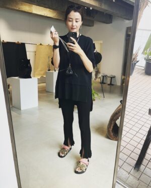 Natsuki Harada Instagram - @pieni_official 
@a_japani 

の展示会へ。

日本の馬具屋さんがつくった
バッグ。

デザイナーのあぶかわさんのお話しを聞いて
ものづくりの本質をチラッと覗き見させてもらった気がしました。そして、何事も時間のかかる活動であること。
これから歴史を積み重ねるものですぐに結果が見られなくて、私はそれを生きてる間に見られなくても　未来のために今を積み重ね、きちんと現在を生きること。
ふと…子育てみたい…と思ったり🫣

10年後の自分のバッグを想像できるか？

40歳を手前に　自分の人生を逆算したりして　だからこそ　ファッションでも、暮らしにまつわるものでも、なんでも本物を手に入れて　本物を知って　豪華にってことではなくて、豊かに暮らしたいなと思ったり。

思うように出来ないことも　もちろん多いけど　でも　自分がいいなって心ときめくものに逢える事はとても幸せなことだから　それを大切に🩷

ありがとう　@chizurutokimi 
　@pieni_official のバッグは驚くほど軽くて
サイズ違い2個持ちが私的には🎯
@a_japani の本革のバッグは置いた時の佇まいが美しく。眺めるだけで惚れ惚れ。バサっとおいても自立して荷物を取り出しやすいことが本当に機能的。

セットアップ　@lephil_official 
サンダル　@hermes 
🕶️ @ayame_id