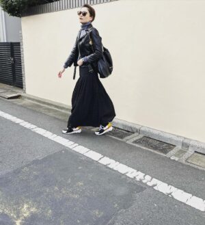 Natsuki Harada Instagram - ちょっと　春めいてきた🌸

ライダースの季節。
春はトレンチとライダーを育てたくなる季節　笑笑

ライダース　@beautifulpeople_officialsite 

skirt @lephil_official 
knit @drawerofficial 
👟 @pierrehardy 

@chanelofficial 
🕶 @rayban