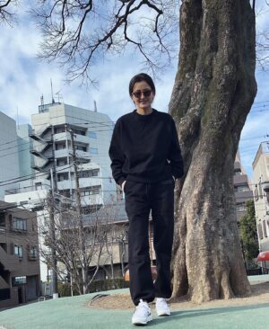Natsuki Harada Instagram - 自撮りをしてるんだと思ったら　私を撮ってくれてるの巻。

@unitedarrows_official  To のスウェットセットアップが
最高すぎる。
この下にヒートッテックを仕込んでおけば　こんな寒いでもアウターいらず。
子供との公園でアウターが動きづらくて苦手なのですが、これは🙆‍♀️🙆‍♀️🙆‍♀️