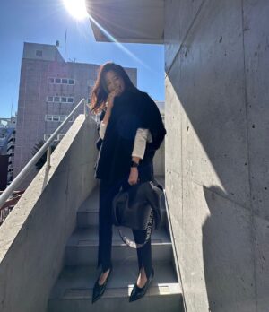 Natsuki Harada Instagram - OOTD

寒いような　陽が出るとあたたかいような。

ケープ　@maxmara 
🐘@loewe 
shose @chanelofficial