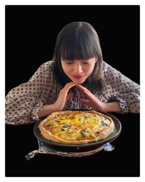 Natsuko Instagram - .
稽古のオフ
美味しいキッシュが焼けた🌞

あったかいのか寒いのか
雨なのか風なのか難しいですね春
稽古もどんどん進んでいきますよ、春🌬️