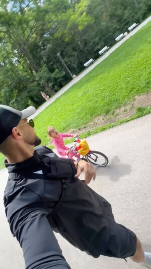 Naum Shopov Instagram - Хахах, може и да не го мисли, но знае как да ме разтопи до край..😂 ще тичам денонощно с нея, ако винаги е така мила 🤷🏼‍♂️♥️