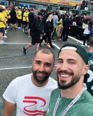 Naum Shopov Instagram - Вчерашният ден беше ВЕЛИК за мен! Имах честта да се включа в мемориалния крос на писта Имола в чест на 30 годишнината от смъртта на Айртон Сенна и Роланд Ратценбергер. Бах рамо до рамо с @nikola_tsolov, @lewishamilton, @charles_leclerc, @georgerussell63, @sebastianvettel, @valtteribottas,  @pierregasly, @carlossainz55, @kimi.antonelli и не на последно мястото, @kartingeventsbulgaria 🙌🏼 БУКВАЛНО, небето се отвори и се изля най-големият дъжд, който съм виждал, докато тичахме по пистата, където от днес ще летят булидите! Явно, наистина няма случайни неща! Как попаднах тук? Ще ви разкажем с @bubachko в идните седмици 🫡♥️