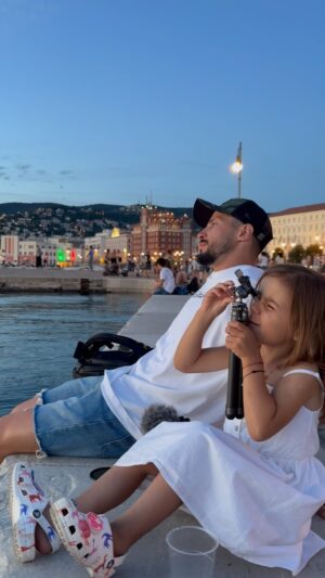 Naum Shopov Instagram - Идилия - седим се тримата на марината в Триест и гледаме си залеза. Уж нищо специално, но пък се усеща като единственото смислено нещо в цялата галактика в този момент 🫶🏻🥹 #corememory