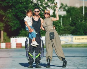 Naum Shopov Instagram - Най-голямата ми награда и купата ни за второ място🥈 от 4-часовото състезание на @kartingeventsbulgaria във Враца! ♥️🏁
#alleop gj, boys 🫡