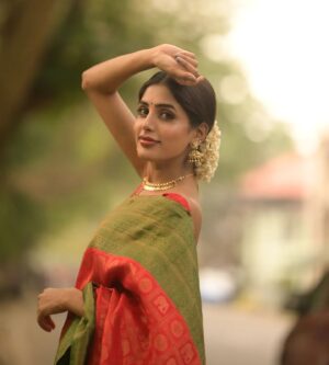 Navami Gayak Instagram - .
For Make-up Enquiries 💄
@shari_naressh_makeup ✅

Stills : @aghoshvyshnavam_avm
Artist : @navami_gayak

.

#weddingkerala #weddingphotography #weddingmakeup #keralatrendzz
#keralagallery #keralamakeupartist
#sharinaressh