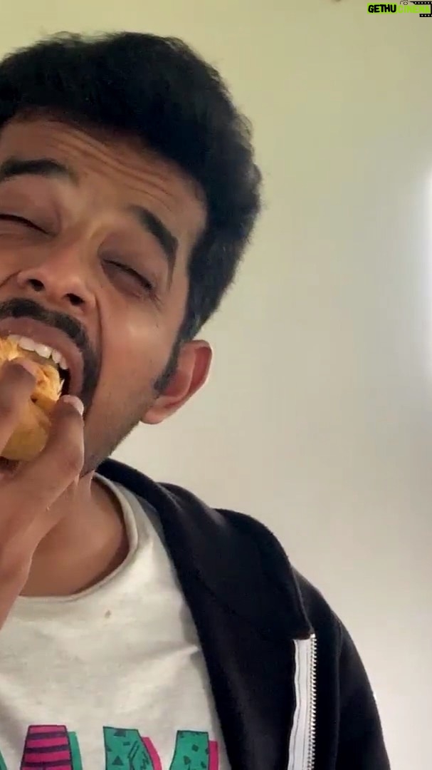 Naveen Richard - 7.5K Likes - (Why punish your stomach with something bland and boring when you can pamper it with the Triple choco - greatness that is in the @sunfeastcaker! Get one now, before it starts annoying you.)
#PaetRoast #PaetKoDoKuchGreat #SunfeastCaker #Comedy #IndulgeYourPaet #SunfeastCakerTrinity #ChocoCake
#Indulgent #Cake #Snack #Roast