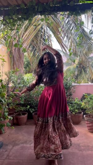 Naveen Shankar Instagram - ಈ ಜಾನಪದದ ಜೋರಿಗೆ ಬರ್ಲಿ ನಿಮ್ಮದೊಂದು ಸ್ಟೆಪ್ಪು! 
You reel it we share it! 

#pallakkisong #kshetrapathi #august18 #anandaudio