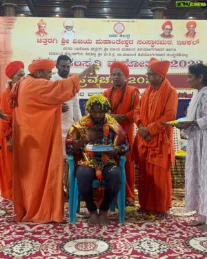 Naveen Shankar Instagram - ಓಂ ಶ್ರೀ ಗುರುಬಸವ ಲಿಂಗಾಯ ನಮಃ
ಚಿತ್ತರಗಿ ಶ್ರೀ ವಿಜಯಮಹಾಂತ ಸ್ವಾಮಿಗಳ ಪಾದಾರವಿಂದಗಳಿಗೆ ನಮಿಸುತ್ತಾ . ನನ್ನಂತ ಕಿರಿಯನನ್ನು ಗೌರವಿಸಿದ ಇಳಕಲ್ ಅಜ್ಜಾರಿಗೆ, ಗದಗ ಶ್ರೀ ಗಳಿಗೆ, ಶಿರೂರು ಅಜ್ಜಾರಿಗೆ, ವಿಜಯಾನಂದ ಕಾಶೆಪ್ಪನವರಿಗೆ ರವರಿಗೆ
ಪೂಜ್ಯರಿಗೆ ಮತ್ತು ಹಿರಿಯರಿಗೆ ಧನ್ಯವಾದಗಳು 

ಶರಣು ಶರಣಾರ್ಥಿ 🙏🏾