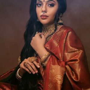 Nayana Sai Instagram - Check out a recreation of Nandini from PS 1 
direction and Styling @the__illusion
 📸: @dante_boy_hashtagging
Make up : @makeupbyhemamalini
Hair : @ka.lpana1304
Shot for @vurvesalon @vurvemakeupcouture
Muse @nayanasai_official
Sari @huescoutureboutique
Jewelry @vivahbridalcollections 

#ponniyinselvanmovie #ponniyin_selvan #ponniyinselvanlove❤️ #trisha #aishwaryarai #jayamravi #vikram #shobitadhulipala #maniratnam #nandhini