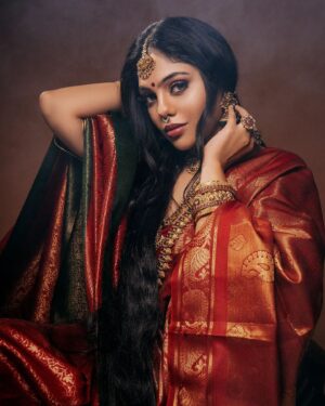 Nayana Sai Instagram - Revenge has a pretty face ❤️ 
.
Check out a recreation of Nandini from PS 1 
direction and Styling @the__illusion
 📸: @dante_boy_hashtagging
Make up : @makeupbyhemamalini
Hair : @ka.lpana1304
Shot for @vurvesalon
Sari @huescoutureboutique
Jewelry @vivahbridalcollections
.
.
.
.
.
#ponniyinselvan #ponninadhi #ps1 #ponniyinselvanmovie #aishwaryarai #aishwaryalekshmi #nandini #revenge #ponniyinselvanmemes #style #styling #recreation #ponniyinselvanlovers #vurvesalon #creative #creativity #creativeart #ponniyinselvan1 #ponniyinselvanteaser #maniratnam #tamilcinema #kollywood #sol #trishakrishnan #lycaproductions