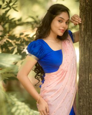 Nayana Sai Instagram - To me, beauty is about being comfortable in your own skin. It’s about knowing and accepting who you are.

Artist - @nayanasai_official 
Costumes - @ivalinmabia 
Styling @priyaregan.mb
Photographer - @camerasenthil
Makeup - @gayu_mua
Organized by @rrajeshananda 

#photooftheday #instagram #instagood #indianwear #halfsaree #nature #nomakeuplook #kollywood #sandalwood