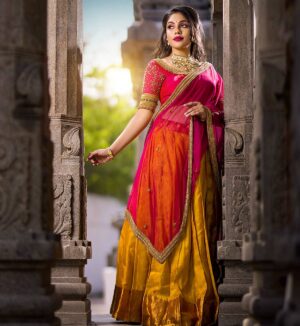 Nayana Sai Instagram - Wearing - @sajna_bridal_wear_designer 
Jewellery - @eriabymahaveer 
Make-up - @makeupby_preetiashok 
Hair - @rajalakshmi_bridalmakeup 
@promakeup_bridal_studio 
Photography - @craftsmenatelier
Styling - @soni_anand12