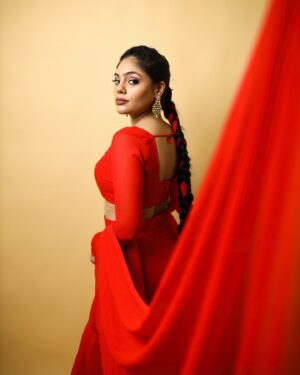 Nayana Sai Instagram - “Wearing red, she embodies strength, confidence and touch of rebellious elegance”
Muse : @nayanasai_official 
MuA : @anuv_mua 
Photo Credits : @v13photography_ 
CC: @trendy_captures24 
Costume: @dharaniofficialpage 
Hairstylist : @hairstylist_yugaa 
Organised by : @sofilmy_tv 
.
.
#tamilactress #actress #nayanasai #trending #chennaimodels #modelsofinstagram #modeling