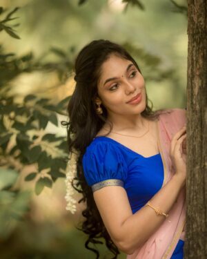 Nayana Sai Instagram - To me, beauty is about being comfortable in your own skin. It’s about knowing and accepting who you are.

Artist - @nayanasai_official 
Costumes - @ivalinmabia 
Styling @priyaregan.mb
Photographer - @camerasenthil
Makeup - @gayu_mua
Organized by @rrajeshananda 

#photooftheday #instagram #instagood #indianwear #halfsaree #nature #nomakeuplook #kollywood #sandalwood