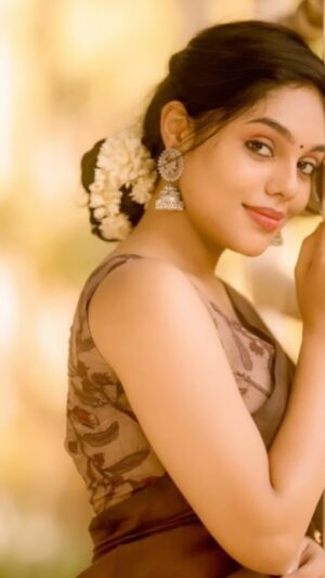 Nayana Sai Instagram - All you need to do is smile 😊 

Photography- @camerasenthil 
Shoot organised- @rrajeshananda 
Wearing- @ivalinmabia