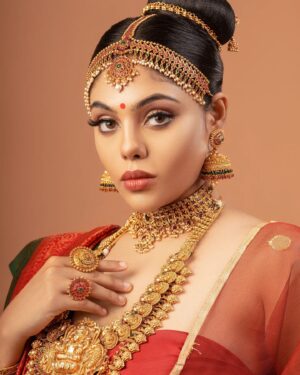 Nayana Sai Instagram - Check out a recreation of Nandini from PS 1 
direction and Styling @the__illusion
 📸: @dante_boy_hashtagging
Make up : @makeupbyhemamalini
Hair : @ka.lpana1304
Shot for @vurvesalon @vurvemakeupcouture
Sari @huescoutureboutique
Jewelry @vivahbridalcollections
.
.
.
.
.
#ponniyinselvanlove❤️ #ponniyinselvanmovie #ponniyin_selvan #aishwarya #kollywood #sandalwood #indianqueen #chennaimodel #chennaimakeupartist #jewellery