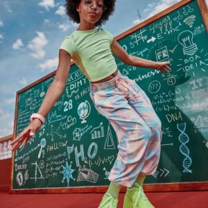 Nayobe Nzainab Instagram - 3/3 da tal fileirinha e porque eu não tô me aguentando com essa campanha @dimycandy 💚 .. eu tava dançando, CERTEZA hahaha 💚
•
•
•
•
•
Direção criativa e Styling: @barbarachire 
Photo: @renamchristofoletti 
Beleza: @vitrinemgt | @dankaceneviva 
Direção de arte: @mari.atayde #♥️
•
•
•
•
•
•
•
•
#me #nayobe #inlove #dimycandy #inverno20 #girls #candygirls #love #look #neon #fashion #dance #lovedance #eusouassim #diversão #fun #freedom #happy #atrizmirim #pic #insta #instafashion #photo #style #atitude #gogirl #girlpower #lookparameninas