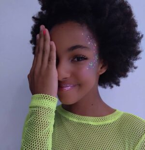Nayobe Nzainab Instagram - Quero glitter na pele, no cabelo, na roupa e se sobrar .. quero na foto do rg também! hehe .. A vida é muito linda pra ter glitter só no carnaval ✨✨✨
♡
♡
♡
♡
♡
♡
♡
♡
♡
♡
#me #nayobe #fun #love #glitter #make #carnaval #carnavrau #maisglitterporfavor #bora #brilhar #shine #oanotodo #girl #grlpwr #atitude #maisamor #alegria #sorrisos #beyou #goodvibes #blessed #smile #sintonizesuavibração
