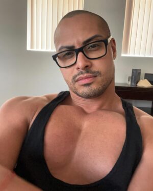 Naysha Lopez Instagram - Home from the gym plotting my next move♟️

#workinprogress #bookednbusy #foreveronthemove #motivation #workethic #mymove #gayboy #staybusy #futuremrcontinental #puertoricanboy #latino #🤓 #fitness