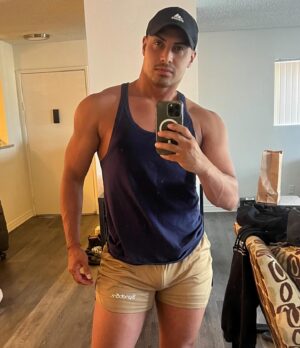 Naysha Lopez Instagram - Happy Monday Beauties !!! Hope you all have an amazing start to your week ❤️ #workinprogress #motivationmonday #puertoricanboy #gayboy #futuremrcontinental #laliving