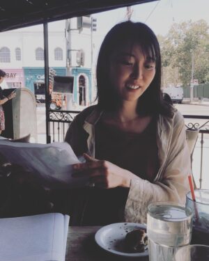 Nayu Matsubara Instagram - イヴァナチャバックマスタークラス✨📚

1回目のシーンは
演出家、脚本家でもある
@shizuka_ouki さんと
August osage county
「8月の家族たち」

私はジュリアロバーツ演じる
バーバラの役。

イヴァナのテクニックで特に凄かったのは、彼女の神がかった洞察力と分析力で、
役柄に合う、役者個人の物語を引き出して、それを役柄に応用させてくれること。

さすがハルベリーを受賞に導き、
シャーリーズセロンやブラットピットを
輩出しただけあって本当に無駄がなく鋭い切り込み。

演じること＝
自分のトラウマを乗り越えて闘い、勝者になること✨👑✨

なのでそこで闘う意味が自分のものになるし
観ている方も応援したくなってエンパワーされるテクニック✨

何年も前から本を読んでいたけど、
ハリウッドで第一線で活躍するマスターに指導してもらうのは、もう全然次元が違った。
だけど、最初のシーンは、自分の辛いトラウマや、今の自分の状況を真正面から受け止めなくてはならなくて、踏み込むのが怖かった。
だから、この半年、そこに踏み込むのが怖かったけど、、、
勇気を出して踏み込んでよかった。
仲間を信頼してここに飛び込んだからこそ、新しい扉が開いた感じ。

一緒に頑張ってくれたしずちゃんありがとう✨

#イヴァナチャバック　#ivanachubbuck #ivanachubbuckstudio #ハリウッド
