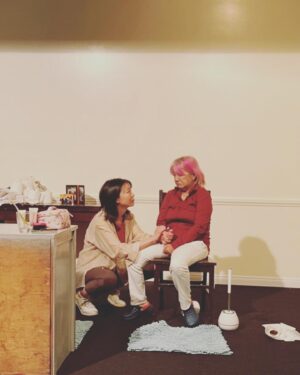 Nayu Matsubara Instagram - イヴァナチャバックマスタークラス✨📚

1回目のシーンは
演出家、脚本家でもある
@shizuka_ouki さんと
August osage county
「8月の家族たち」

私はジュリアロバーツ演じる
バーバラの役。

イヴァナのテクニックで特に凄かったのは、彼女の神がかった洞察力と分析力で、
役柄に合う、役者個人の物語を引き出して、それを役柄に応用させてくれること。

さすがハルベリーを受賞に導き、
シャーリーズセロンやブラットピットを
輩出しただけあって本当に無駄がなく鋭い切り込み。

演じること＝
自分のトラウマを乗り越えて闘い、勝者になること✨👑✨

なのでそこで闘う意味が自分のものになるし
観ている方も応援したくなってエンパワーされるテクニック✨

何年も前から本を読んでいたけど、
ハリウッドで第一線で活躍するマスターに指導してもらうのは、もう全然次元が違った。
だけど、最初のシーンは、自分の辛いトラウマや、今の自分の状況を真正面から受け止めなくてはならなくて、踏み込むのが怖かった。
だから、この半年、そこに踏み込むのが怖かったけど、、、
勇気を出して踏み込んでよかった。
仲間を信頼してここに飛び込んだからこそ、新しい扉が開いた感じ。

一緒に頑張ってくれたしずちゃんありがとう✨

#イヴァナチャバック　#ivanachubbuck #ivanachubbuckstudio #ハリウッド