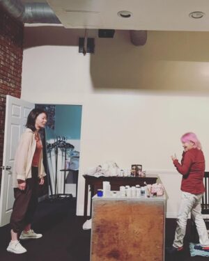 Nayu Matsubara Instagram - イヴァナチャバックマスタークラス✨📚

1回目のシーンは
演出家、脚本家でもある
@shizuka_ouki さんと
August osage county
「8月の家族たち」

私はジュリアロバーツ演じる
バーバラの役。

イヴァナのテクニックで特に凄かったのは、彼女の神がかった洞察力と分析力で、
役柄に合う、役者個人の物語を引き出して、それを役柄に応用させてくれること。

さすがハルベリーを受賞に導き、
シャーリーズセロンやブラットピットを
輩出しただけあって本当に無駄がなく鋭い切り込み。

演じること＝
自分のトラウマを乗り越えて闘い、勝者になること✨👑✨

なのでそこで闘う意味が自分のものになるし
観ている方も応援したくなってエンパワーされるテクニック✨

何年も前から本を読んでいたけど、
ハリウッドで第一線で活躍するマスターに指導してもらうのは、もう全然次元が違った。
だけど、最初のシーンは、自分の辛いトラウマや、今の自分の状況を真正面から受け止めなくてはならなくて、踏み込むのが怖かった。
だから、この半年、そこに踏み込むのが怖かったけど、、、
勇気を出して踏み込んでよかった。
仲間を信頼してここに飛び込んだからこそ、新しい扉が開いた感じ。

一緒に頑張ってくれたしずちゃんありがとう✨

#イヴァナチャバック　#ivanachubbuck #ivanachubbuckstudio #ハリウッド