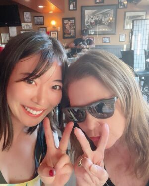 Nayu Matsubara Instagram - この夏のイヴァナチャバッククラスのパーティより✨🍭
"ピース"
をやってみたww
Ivanaはとてもキュート。

あっという間に冬になって、夏に吸収したことを自分の中で整理しています。

仲間たちともっと素敵な演技をするため、私は今ちょっぴり充電中。
今週からはまたLAに行ってきます♪❣️

なかなか更新できなかったりするけど、それでもフォロー続けてくれたりコメントくれる仲間たちに感謝💓本当にありがとう

そして、沢山のB.Dメッセージも
一個一個返せてないけど受け取りました。
ありがとうね！

私なりのペースだけど、頑張ってるよ💓
Be with you(o^^o)

#ivanachubackmasterclass #ivanachubbuckstudio @ivanachubbuckstudio @ivana_chubbuck_workshop_japan