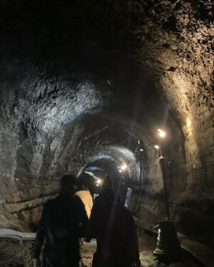 Nayu Matsubara Instagram - 先日のチェジュより。
世界遺産の、溶岩洞窟群✨
10ー30万年前に火山の噴火で自然に出来た洞窟らしい、、
夏は涼しく冬はあったかいんだとか。

世界で最も複雑とも言われる迷路型。
バイオハザードを思い出しました。。

#世界遺産巡り　#世界遺産　#チェジュ　#済州市　#チェジュ島