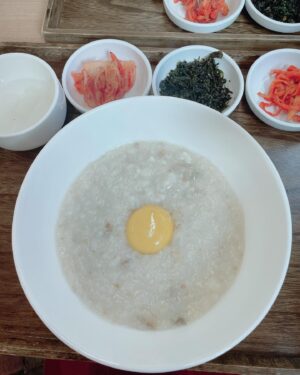 Nayu Matsubara Instagram - 韓国なう。
ご飯は鮑がゆ。

鮑がゆ大好きだ〜

3年ぶりの韓国だったので
懐かしの場所が沢山。

出発の直前に梨泰院の事故があって、
ショックでした
一歩間違えば、自分もいたかもしれないので他人事とは思えません。ご冥福をお祈りします。

今日からはチェジュ島に来ています🐬🐠
癒しの南国。
種子島を思い出します^ ^
みんな優しいです〜

#韓国旅行　#韓国旅　#明洞　#多味粥