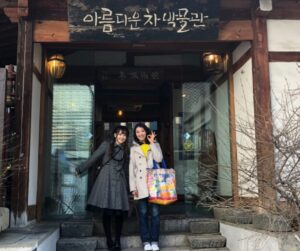 Nayu Matsubara Instagram - お友達の黒崎真音ちゃんが、
天国に旅立ちました

最後に話した時、
また韓国行きたいねって
また行こうよって言ってて

この前ウチに遊びに来てくれた時も
仕事のこと、人生のこと
いろいろ話して
病気のこともあるけど
沢山やりたい事あるって話してた

私が辛い時、一生懸命話を聞いてくれた
私が入院した時、ニンテンドーSwitchをプレゼントしてくれて🎁
病室で通信プレイしようって　

薬が効かなくて、痛くてどうしようもない時、それが励みになって
何とか乗り越えられた

喧嘩も沢山したけど、
思いやりのある、優しい子だった

いっぱい喧嘩した分、仲直りも沢山した
最初に出会った時から、
歌手になりたいって🎤
いつも歌を歌ってた

あの時が最後なんて知らなくて
真音ちゃん、すごく寂しいよ

天国で、ゆっくり休んでね
また、いつか一緒に遊ぼう
また、喧嘩しても、またいつでも仲なおりしよう
ずっと友達だから

2023,3,1

#黒崎真音　#アニソンシンガー　
#maonkurosaki 
@maonkurosaki922 

ありがとう