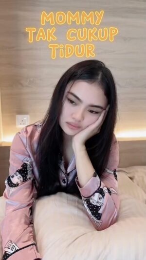 Nazrief Nazri Instagram - Noah buat hal malam tadi,
Mommy crancky tak cukup tidur,
Nasib baik daddy byk trick🤣

Noah ni sejenis masuk kereta je terus gone, so mommy pun boleh lah tido sekali. Maybe sebab dia selesa sangat kot tidur dkt seat Namito dia tu.

Yelah, seat @recarokidsmalaysia kot. Mestilah padu! Bilalah daddy nak dpt seat Recaro pulak. Untung anak daddy kecik2 lagi dah merasa Recaro😢

#recarokids #recarokidsmalaysia