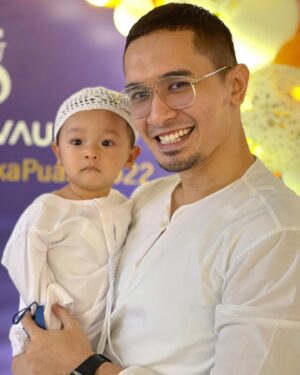 Nazrief Nazri Instagram - Buka puasa with @sevenvault with my little family😊. Thank you for having us❤️