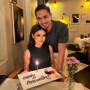 Nazrief Nazri Instagram - Alhamdulillah. Genap 4 tahun jadi suami hari ni. Tq @angellajoliey sanggup susah senang sepanjang kita melayari bahtera perkahwinan.

I’m very lucky to have u in my life. Love u so much❤️

#weargreen