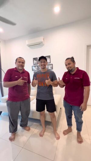 Nazrief Nazri Instagram - Sofa putih susah nak jaga.
Tambah bila ada anak kecik🤦🏻‍♂️
So naz panggil @jomcuci_services_puchong utk bersihkan sofa naz .
Cuba tengok video kalau nak tengok hasil dia👍🏻