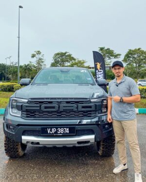 Nazrief Nazri Instagram - Hari ni Naz kat launch event of the Next-Generation Ford Ranger Raptor!

I am so amazed with it's sleek design and interior dia sangat comfortable jugak. This Next-Generation Ford Ranger Raptor korang memang boleh rasa power enjin 3.0 liter turbo berkembar V6 petrol berprestasi tinggi ni yang boleh hasilkan sehingga 397 PS dan 583 Nm tork.

Korang juga boleh merasakan prestasi yang baik ketika di atas jalan mahupun off-road! Yang paling best, korang boleh pilih bunyi ekzos dia daripada senyap kepada deruman garang!! Dengan this Next-Generation Ford Ranger Raptor, korang boleh pilih tujuh mod pemanduan, casis yang lebih kuat dan sistem suspensi yang dibikin semula dengan penyerap hentak FOX 2.5-inci Live Valve yang dibangunkan oleh Ford Perfomance!Naz jugak share a video of Raptor, swipe to watch 😍

Korang cepat pergi your nearest Ford showroom! Atau boleh find out more on
sdacford.com.my!

@fordmalaysia
#FindYourNext #fordmalaysia