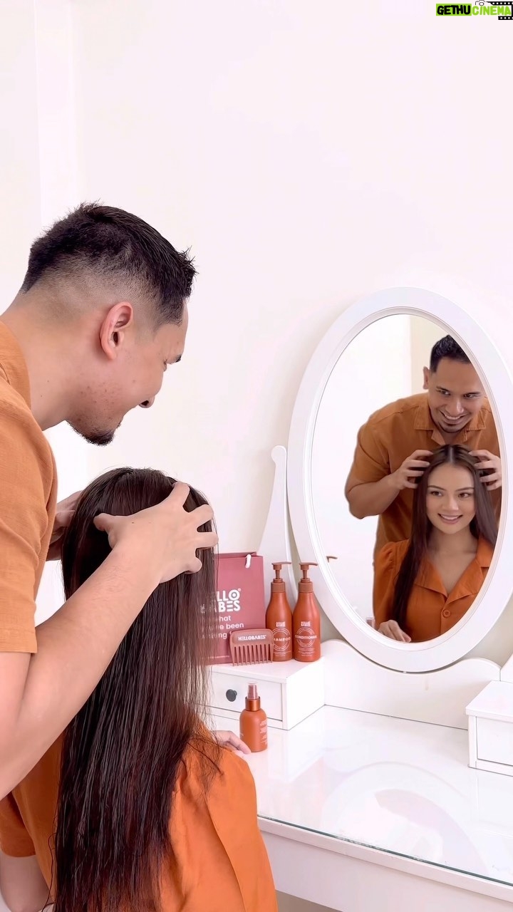 Nazrief Nazri - 4.1K Likes - Dah lepas bersalin ni i notice rambut i banyak sangat gugur and rambut kusut macam sabut kelapa😭 memang macam tu ek? Finally i dapat juga try 1 set hair care @hellobabes_official ni.. Bau dia very the wangi chuolls, 2 hari ye wangi tu bertahan.. mak approve! Thank you syg @nazrief_nazri banyak tolong i cantik kan diri i🥹😘
P/s: kesian Noah terkena dengan filter tu, i tak tahu filter tu boleh 2 persons.. hahahahahah🤣😆 ampunkan mommy nak🤣