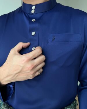 Nazrief Nazri Instagram - Orang lelaki ni biasa beraya baju Melayu satu je cukup, raya kedua dah kena pakai baju casual dah🤪. So senang beli baju Raya dekat Polo Haus je semua ada. Cutting pun menarik dan cantik😍. Very recommended👍

Check out their website guys👇🏻
https://polohaus.com

@polohaus_official
#POLOHAUS #RiseAbove #polotee #stylewithpolo