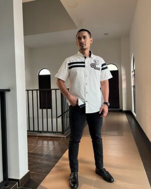 Nazrief Nazri Instagram - Orang lelaki ni biasa beraya baju Melayu satu je cukup, raya kedua dah kena pakai baju casual dah🤪. So senang beli baju Raya dekat Polo Haus je semua ada. Cutting pun menarik dan cantik😍. Very recommended👍

Check out their website guys👇🏻
https://polohaus.com

@polohaus_official
#POLOHAUS #RiseAbove #polotee #stylewithpolo