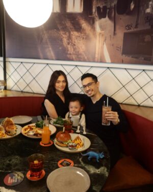 Nazrief Nazri Instagram - My family is my priority 💪🏻. Alhamdulillah for simple Father’s Day celebration for me❤️

📍: @commonmancoffee_kl 

Rating(out of 5):

Food: ⭐️⭐️⭐️⭐️⭐️
Cleanliness : ⭐⭐⭐⭐
Service : ⭐⭐⭐⭐⭐
Price : ⭐⭐⭐⭐
Repeat again : BIG YES

#commonmancoffeeroasterskl
#greatcoffeeincommon