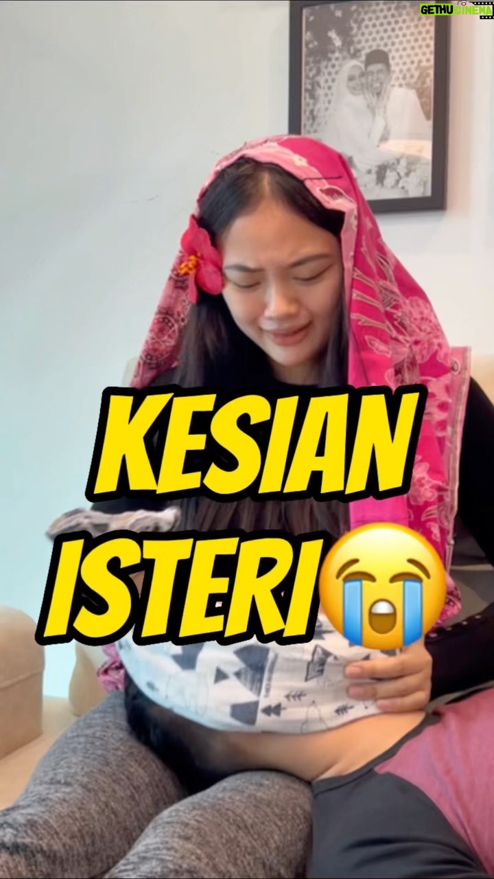 Nazrief Nazri - 4.1K Likes - Kesian isteri bila dapat suami mcm ni😓. Apalah sgt asingkan RM 30 sebulan untuk masa depan isteri dan anak2. Beli rokok boleh plak tu sehari sekotak kan?
.
Nampak mcm benda ni gurauan kan? Tapi hakikatnya saya pernah dapat mesej dari prospect sy. Kisahnya isteri dia tanya saya untuk ambil pelan hibah takaful, tapi bila dia bgtau suami dia , suami dia marah dia balik sebab suami dia cakap isteri dia nak sangat dia mati🤦🏻♂️.
Cakaplah sebenarnya kau kedekut kan?🤣
.
Untuk para isteri, kalau suami tu liat sangat nak ambik pelan hibah ni, boleh je ambikkan, awak lah bayar bulan2. Kan senang. Nak saya ajar?
Klik je link dkt bio😊