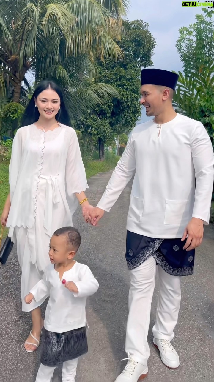 Nazrief Nazri - 22K Likes - To my syurga and my jantung hati,
Daddy loves both of you so much,
Thank you for all the experiences that make me a better husband and father,
The journey is not easy but worth it,
Daddy will sacrifice everything for my little family’s happiness.
SHRMZB from the three of us🤍