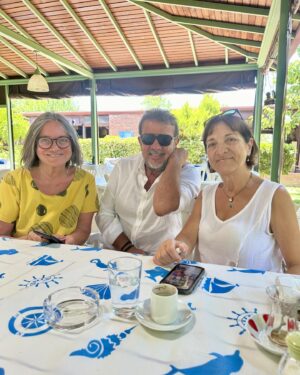 Nebil Özgentürk Instagram - Bugün, 2024 TEMMUZ.. 

Ahmet KAYA belgeselimizin güzel yürekli yüzleri.. Gülten Kaya, Arzu Okay ve Abdurrrahman Keskiner.. 

25 yıl önce.. Zor, çok zor günlerdi, bu zamanlar gibi! Sürgündeki, Paris'teki Ahmet Abiyi ziyaret etmiş, saatler süren röpörtajlar, kamera kayıtları almıştım. 

Alçak ve ahmaklara rağmen, Ankara'nın, derin devletin ve derin medyanın, baskı, sansür, engelleme girişimlerine rağmen, o dönemde çalıştığım medya grubunda yayınlamıştık. Belgesel-haber ve yazı dizisini..

Yıllar geçti, bu sabah yan yanaydık... Kimlerle? 1999'da, yani 25 yıl önce, İstanbul'dan destek veren Apo Gardaş, Paris'te yardımcı olan Arzu Okay ve yüreğinden "evet" diyen Ahmet Kaya'nın hayat yoldaşı Gülten Kaya'yla kahvaltıdaydık.. 

AHMET KAYA BAŞ KONUĞUMUZDU; UZAKTAN, GÖKYÜZÜNDEN.. 

25 yıl önceyi de konuştuk, 25 yıl boyunca ülkede olup bitenleri de..

Hüzün ve onurla.. Hayat, doğruları onaylar, bir gün!.. 🌿🌿🕊🕊✍️✍️🎬