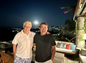 Nebil Özgentürk Instagram - Zülfü Livaneli ustamla, abi kardeş bir kez daha hasret giderdik bayram haftasında..

Hem tatil buluşması, hem babalar günü-doğum günü kutlaması, hem de yeni sezonda yayına girecek belgeselimizin son değerlendirmeleri.. 🎬🎬🎬

Dolu dolu bir ay parçası da fondaydı.. 

Akıp giden günleri dertleşerek, sahici ve sevdiğimiz dostları hatırlayarak.. @zlivaneli