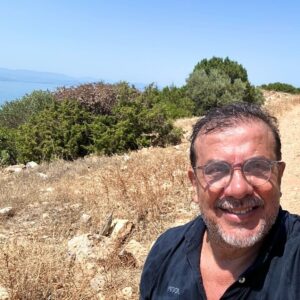 Nebil Özgentürk Instagram - Alnımın teriyle yürüyorum. Güneşe selam durarak....