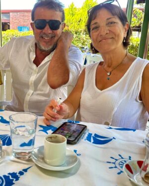 Nebil Özgentürk Instagram - Bugün, 2024 TEMMUZ.. 

Ahmet KAYA belgeselimizin güzel yürekli yüzleri.. Gülten Kaya, Arzu Okay ve Abdurrrahman Keskiner.. 

25 yıl önce.. Zor, çok zor günlerdi, bu zamanlar gibi! Sürgündeki, Paris'teki Ahmet Abiyi ziyaret etmiş, saatler süren röpörtajlar, kamera kayıtları almıştım. 

Alçak ve ahmaklara rağmen, Ankara'nın, derin devletin ve derin medyanın, baskı, sansür, engelleme girişimlerine rağmen, o dönemde çalıştığım medya grubunda yayınlamıştık. Belgesel-haber ve yazı dizisini..

Yıllar geçti, bu sabah yan yanaydık... Kimlerle? 1999'da, yani 25 yıl önce, İstanbul'dan destek veren Apo Gardaş, Paris'te yardımcı olan Arzu Okay ve yüreğinden "evet" diyen Ahmet Kaya'nın hayat yoldaşı Gülten Kaya'yla kahvaltıdaydık.. 

AHMET KAYA BAŞ KONUĞUMUZDU; UZAKTAN, GÖKYÜZÜNDEN.. 

25 yıl önceyi de konuştuk, 25 yıl boyunca ülkede olup bitenleri de..

Hüzün ve onurla.. Hayat, doğruları onaylar, bir gün!.. 🌿🌿🕊🕊✍️✍️🎬