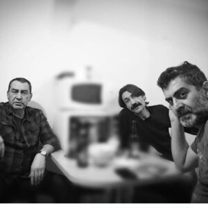 Nebil Sayın Instagram - Sanırım beraber son yemeğimizdi ilkerle. Canım benim. Masada karşımda ilker yanımda @e.m.r.a.h.d.o.n.m.e.z . Yedigimizi içtiğimizi göstermek ayıptır diye masayı blurlamıştık yoksa bira ve rakı iciyorduk kimden saklıycaz. Çok özliycez seni İlker.