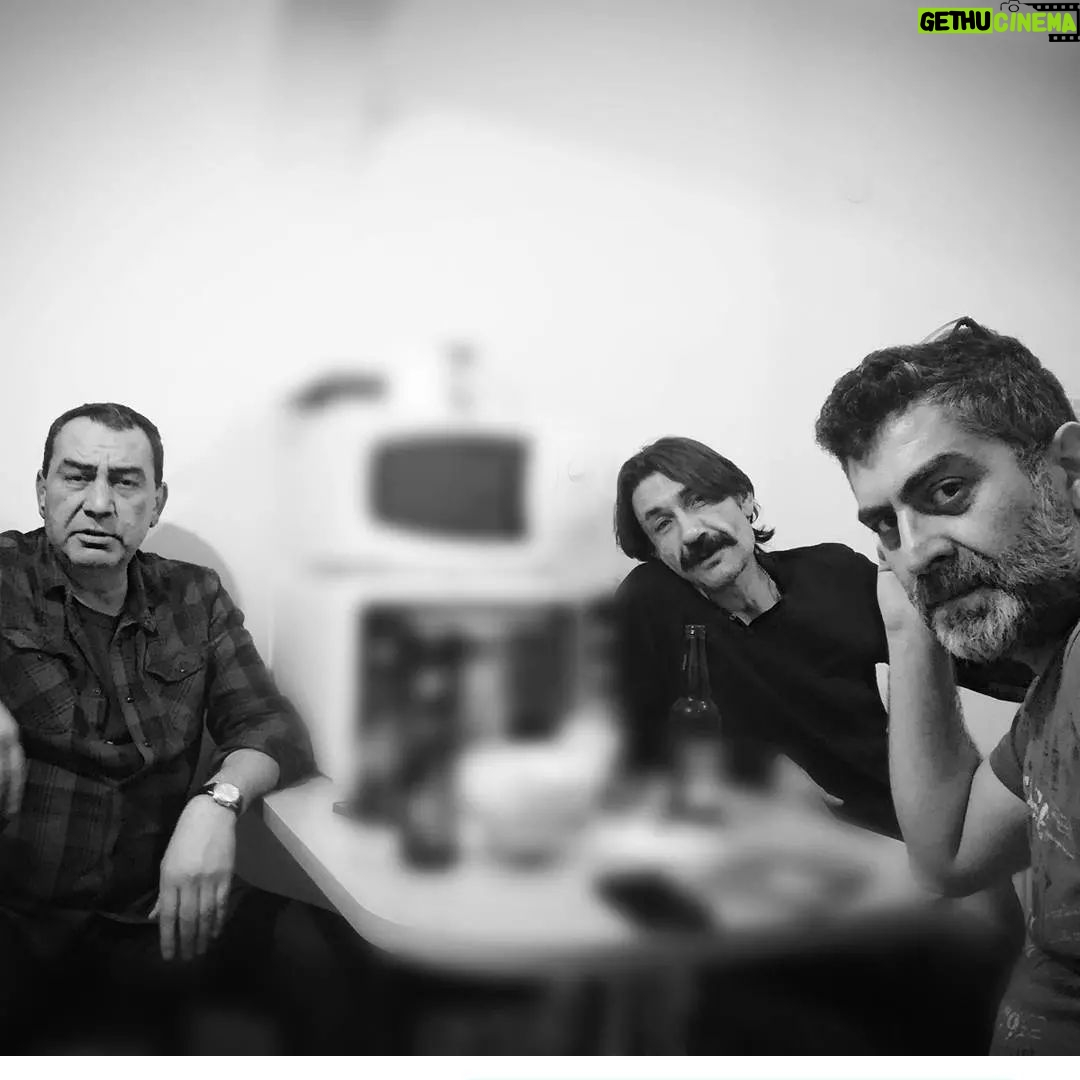Nebil Sayın - 2.3K Likes - Sanırım beraber son yemeğimizdi ilkerle. Canım benim. Masada karşımda ilker yanımda @e.m.r.a.h.d.o.n.m.e.z . Yedigimizi içtiğimizi göstermek ayıptır diye masayı blurlamıştık yoksa bira ve rakı iciyorduk kimden saklıycaz. Çok özliycez seni İlker.