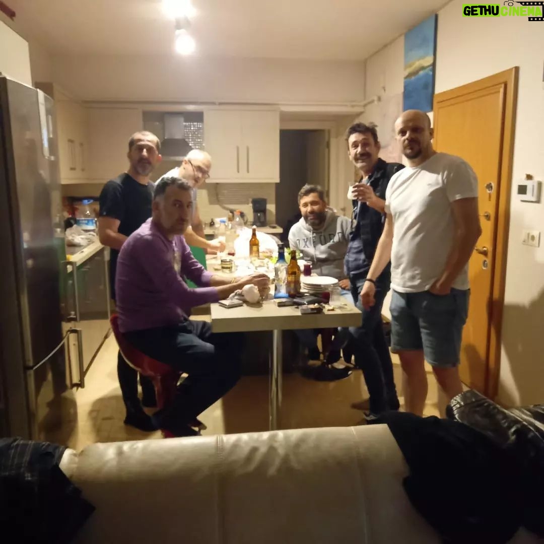 Nebil Sayın - 1.7K Likes - İstanbul'dan geldim meğer mahalle halkı akşam bizde toplanmaya karar vermiş bi benim haberim yokmuş. Kağrolsun maalle baskısı!